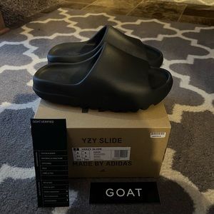 Yeezy slides ‘Onyx’